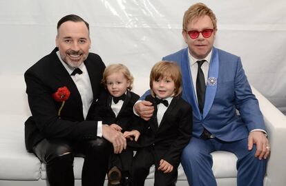 Elton John y David Furnish, con sus hijos Elijah y Zachary, en una imagen de 2015.