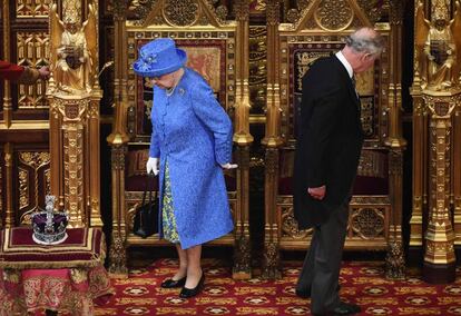 Isabel II y el príncipe Carlos, en la inauguración ayer del Parlamento británico.