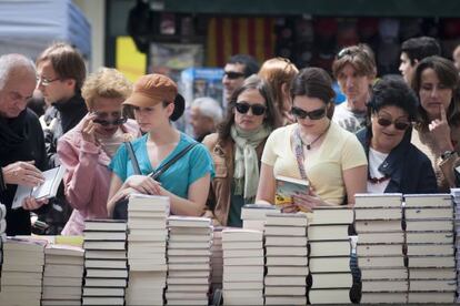 Una parada de llibres a Barcelona durant la diada de Sant Jordi de l'any passat.