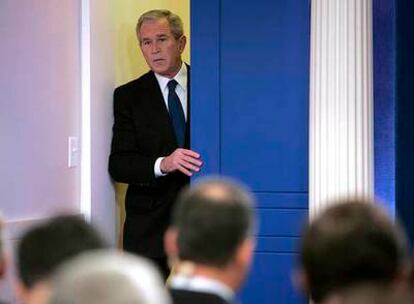 El presidente estadounidense, George W. Bush, al llegar a una rueda de prensa ayer en Washington.