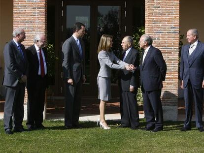 Desde la izquierda, los presidentes de la Cámara de Comercio de Girona, Domènec Espadalé; de Caixa Girona, Arcadi Calzada; los príncipes de Asturias; el presidente de la Fundación Gala-Salvador Dalí, Raimon Boixadós; el de La Caixa, Isidre Fainé, y el consejero de la Fundación Príncipe de Girona, Leopoldo Rodés.