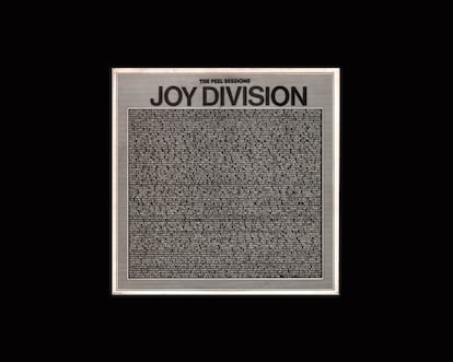 La propia figura de Ian Curtis, el atormentado líder de Joy Division que se quitó la vida en 1980 (convirtiéndose en leyenda), ya es suficiente dramática. La música que su banda facturaba era un 'post punk' oscuro y opresivo, como es el caso de su éxito 'Love will tear us apart' (algo así como “el amor nos destrozará”), de su disco de 1980 'The peel sessions'. Sobre la vida de Curtis trata la película 'Control' (Aron Corbijn, 2007).