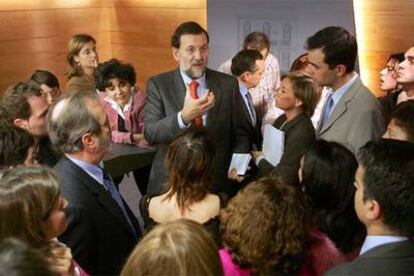 Mariano Rajoy habla con los periodistas tras su entrevista con José Luis Rodríguez Zapatero.