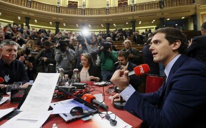 El candidato de Ciudadanos, Albert Rivera, en medio de la expectación mediática provocada por su presencia en la jornada de puertas abiertas del Congreso.