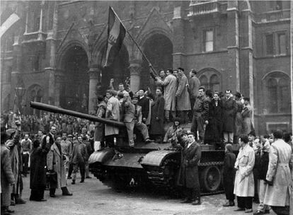 Los constantes viajes por Europa y la curiosidad por otras culturas llevaron a que Nooteboom presenciaran en Hungría en 1956 la invasión soviética con tanques. Su vena periodística lo llevaría ser testigo de otros hitos del siglo XX como la revolución iraní en los años 70. En la imagen, rebeldes húngaros subidos en un tanque capturado a las tropas soviéticas.