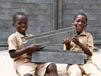 Los estudiantes están contentos de que se esté construyendo una nueva clase en su escuela en Sakassou, en el centro de Costa de Marfil, que estará construida con ladrillos de plástico.