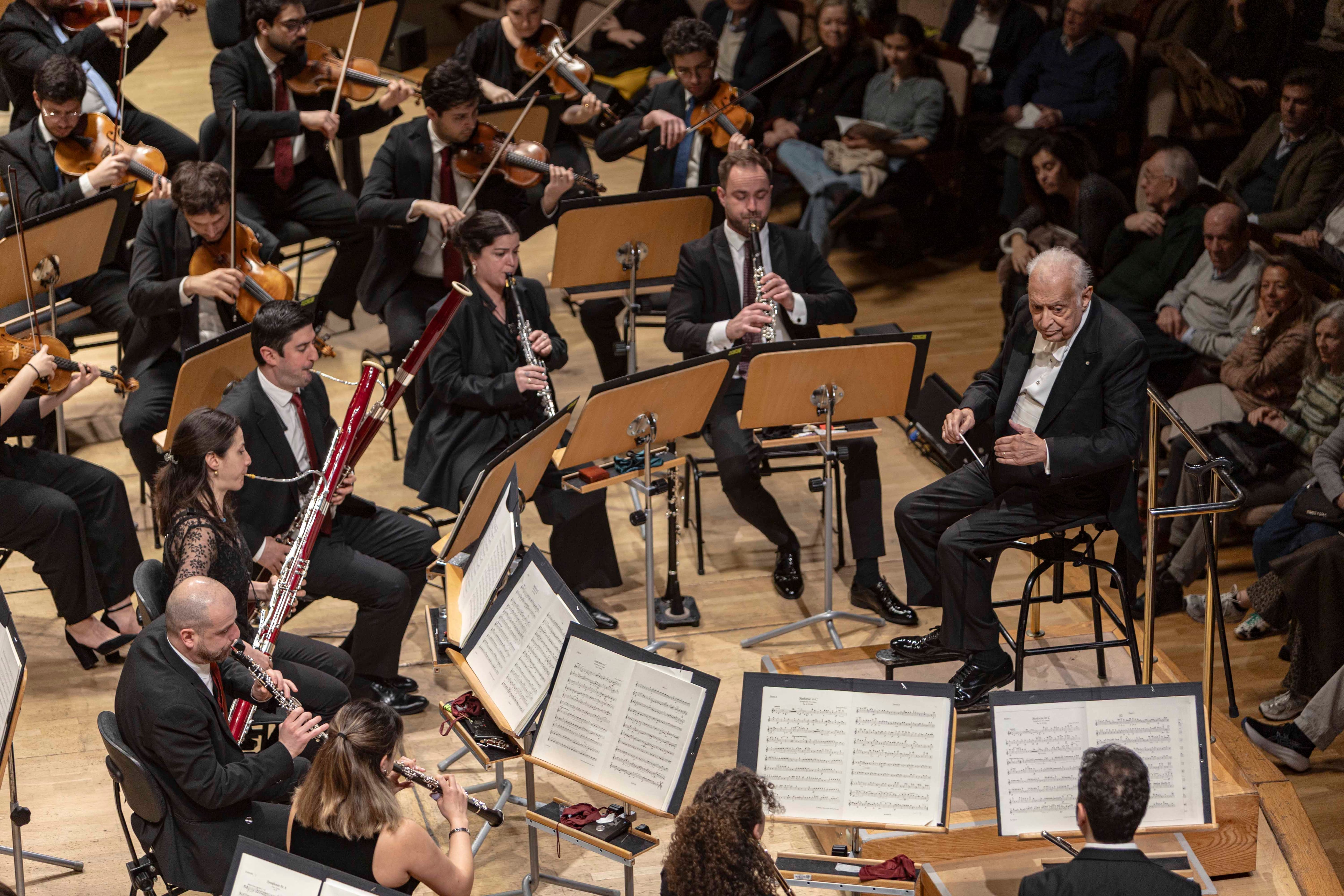 Zubin Mehta dirigiendo “La Grande” de Schubert a la West-Eastern Divan Orchestra con los vientos por delante de la cuerda, el pasado 15 de febrero en el Auditorio Nacional de Madrid.
