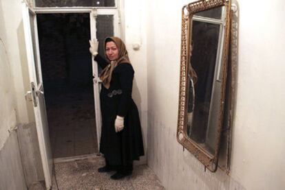 Sakineh Ashtianí, en la entrada de su casa en Osku, en la provincia iraní de Azerbaiyán Oriental, en una foto difundida por PressTV.