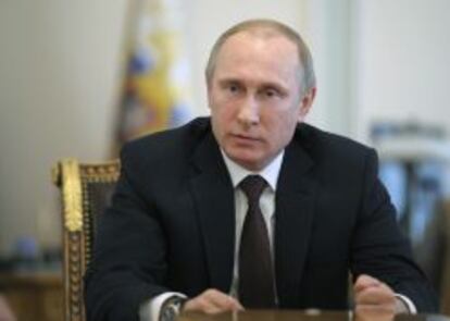 El presidente ruso Vladímir Putin durante su reunión con el Consejo de Seguridad permanente en la residencia oficial de Novo-Ogaryovo de Moscú, Rusia hoy 11 de abril de 2014.