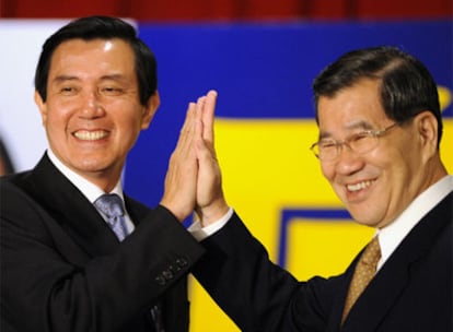 Ma Jing-jeou, a la izquierda, y el segundo en su candidatura, Vincent Siew, celebran la victoria.