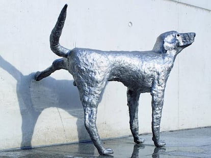 'El perro de Tonetty', de Ampudia (2006), que recibe al visitante.