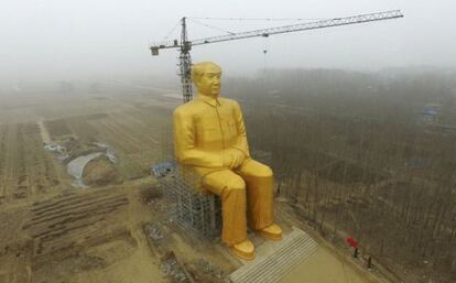 Montaje de una estatua gigante del presidente chino Mao Zedong, en unos campos de cultivo del condado de Tongxu (China).