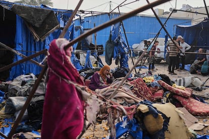Varias personas revisan los escombros del campamento de Deir al Balah, en el centro de Gaza, tras un ataque israelí, este sábado.