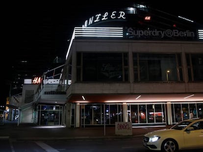 Comercios con las luces apagadas en la calle Kurfuerstendamm de Berlín, en el primer día de aplicación del plan de ahorro energético.