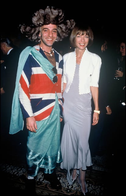 Con John Galliano, en una fiesta en París en 1993, varios años antes de que Winour le propusiera para hacerse cargo de Dior.