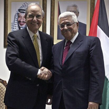 El enviado especial de EE UU a Oriente Próximo, George Mitchell, y el presidente palestino, Mahmud Abbas hoy en Ramala