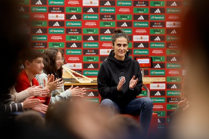 La seleccionadora, Montse Tomé, este miércoles en el Colegio Ausiàs March de Paiporta, en la provincia de Valencia.