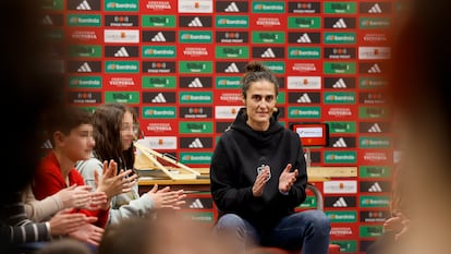 La seleccionadora, Montse Tomé, este miércoles en el Colegio Ausiàs March de Paiporta, en la provincia de Valencia.