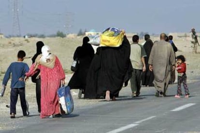 Un familia iraquí abandona Faluya por las terribles condiciones de la ciudad tras el asalto de las tropas de EE UU.