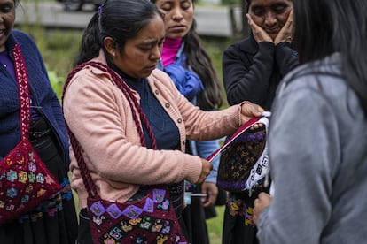 La traducción para apropiación cultural indebida en tzeltal es 'Elk’anel', al no haber una traducción literal para este concepto, un grupo de artesanas del pueblo de Tenejapa, Chiapas, acordó utilizar esta palabra que significa robo.