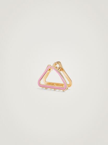 Si te encantan incorporar formas geométricas a tus looks, hazte con esta pinza triangular metálica rosa de Parfois.

5,99€