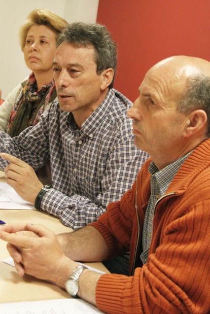 Enma Taboada y Anxo Ansede, los padres del escolar al que se negó la matrícula de honor, y Anxo Louzao, del sindicato CIG Ensino.