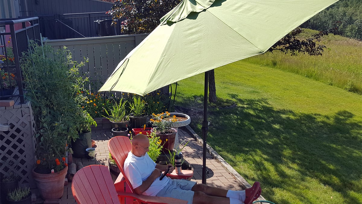 Esta es la sombrilla del verano más grande y resistente de Amazon
