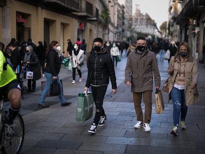 Varias personas protegidas con mascarilla en Barcelona el 9 de diciembre.