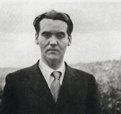 Parece sorprenderle a Federico García Lorca la presencia y los aparejos del fotógrafo. Y parece que el fotógrafo lo ha sorprendido con la misma indignación que le produjo el choque de trenes con Unamuno. Coincidieron los dos en el Cigarral a invitación de Gregorio Marañón. Coincidieron y discreparon sus generaciones. Sobre todo cuando el escritor vasco se propuso leer en la plazuela que custodia la casa unos pasajes de San Manuel Bueno, mártir. Se lo agradecieron los invitados del doctor Marañón, pero Lorca decidió que era el momento de improvisar un plan de evacuación. Y de hacer una llamada urgente para sustraerse a la vista de los allí reunidos. Con la excepción de la esposa del doctor, Dolores, estupefacta cuando observó a García Lorca en una crisis de aspavientos: “¡Muera Unamuno, muera Unamuno!”, gritaba el poeta granadino, al tiempo que se arrojaba al suelo y balbuceaba poseído. Terminó trascendiendo la iracundia de Lorca tanto como lo hizo la bravuconada de arrojarse vestido a la fuente, proporcionando a los invitados una suerte de entremés tragicómico que no logró soliviantar a Unamuno, pero sí retratar la incomprensión entre ambos.