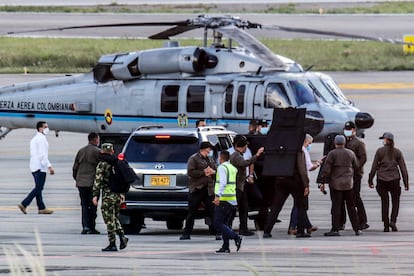 El presidente Iván Duque baja del helicóptero presidencial rodeado de guardias de seguridad en el aeropuerto Camilo Daza después del ataque sufrido en Cúcuta