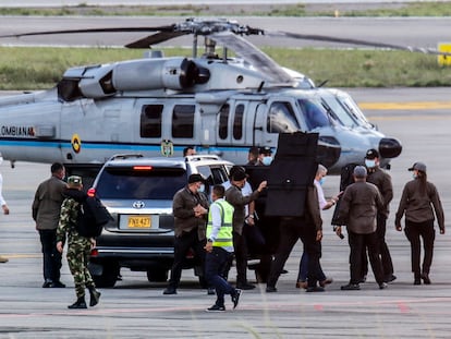 El presidente Iván Duque baja del helicóptero presidencial rodeado de guardias de seguridad en el aeropuerto Camilo Daza después del ataque sufrido en Cúcuta el 25 de junio.