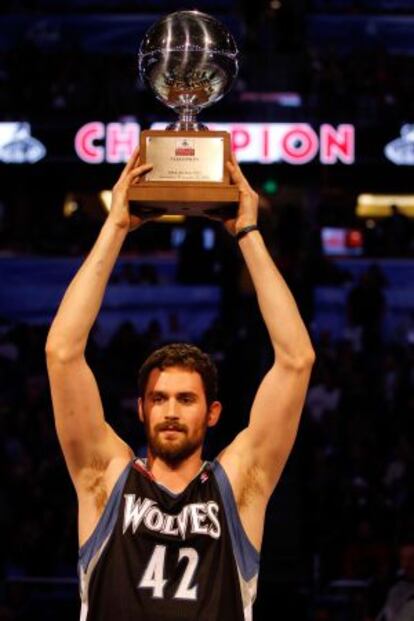 Kevin Love alza al trofeo del concurso de triples.