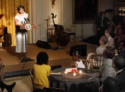 Michelle Obama presenta la velada de música y poesía en presencia de su familia e invitados.