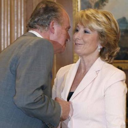 El Rey recibió en audiencia a Esperanza Aguirre esta tarde en el Palacio de La Zarzuela.