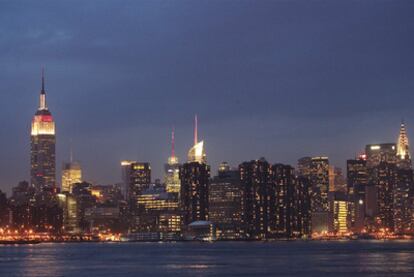Varios edificios de Manhattan, en Nueva York, entre ellos el Empire State Building, iluminados en rojo y blanco en solidaridad con Japón.