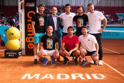 El equipo de Alcaraz posa en la Caja Mágica, el 8 de mayo. De arriba abajo y de izquierda a derecha: Juan Carlos Ferrero, Albert Molina, Carlos Alcaraz, Juanjo Moreno, Juanjo López; Alberto Lledó, Alejandro Sánchez y Fran Rubio. / MUTUA MADRID OPEN