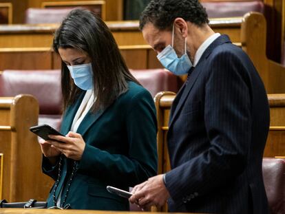 La líder de Ciudadanos, Inés Arrimadas (a la izquierda), y el portavoz adjunto de su partido, Edmundo Bal, miran sus móviles en la sesión de control del Congreso de los Diputados, el 10 de marzo.