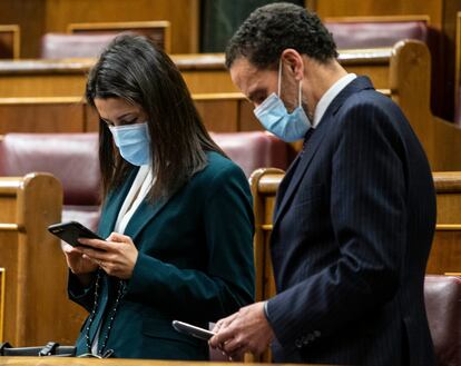 La líder de Ciudadanos, Inés Arrimadas (a la izquierda), y el portavoz adjunto de su partido, Edmundo Bal, miran sus móviles en la sesión de control del Congreso de los Diputados, el 10 de marzo.