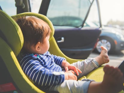 Los peligros de dejar a los niños solos dentro del coche