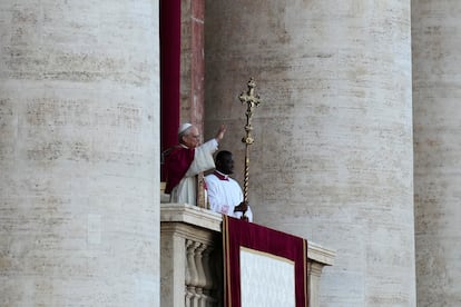 León XIV saluda a los fieles congregados en la plaza de San Pedro del Vaticano, en su primer discurso como papa.