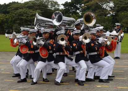 Miembros de la banda militar de Filipinas actúan durante la celebración del 82º aniversario de las Fuerzas Armadas filipinas en Ciudad Quezón (Filipinas).