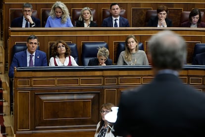 El presidente del Gobierno, Pedro Sánchez, escucha al líder del PP, Alberto Núñez Feijóo, en la sesión de control al Ejecutivo.