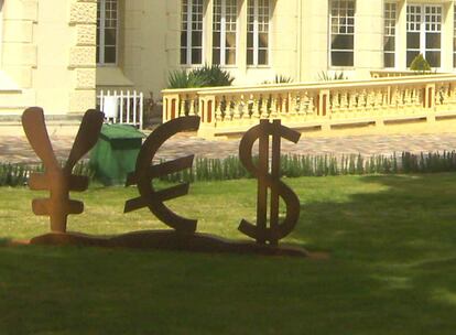 En el recinto existe un museo de escultura al aire libre, acoge exposiones itinerantes. En la foto una de las esculturas que pueden verse en este momento.