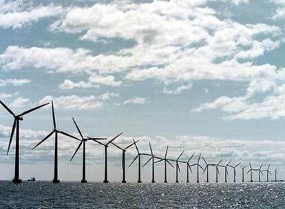 El parque eólico marino de Middelgrunden, a tres kilómetros del puerto de Copenhague, Dinamarca, el país líder mundial en energía eólica marina.