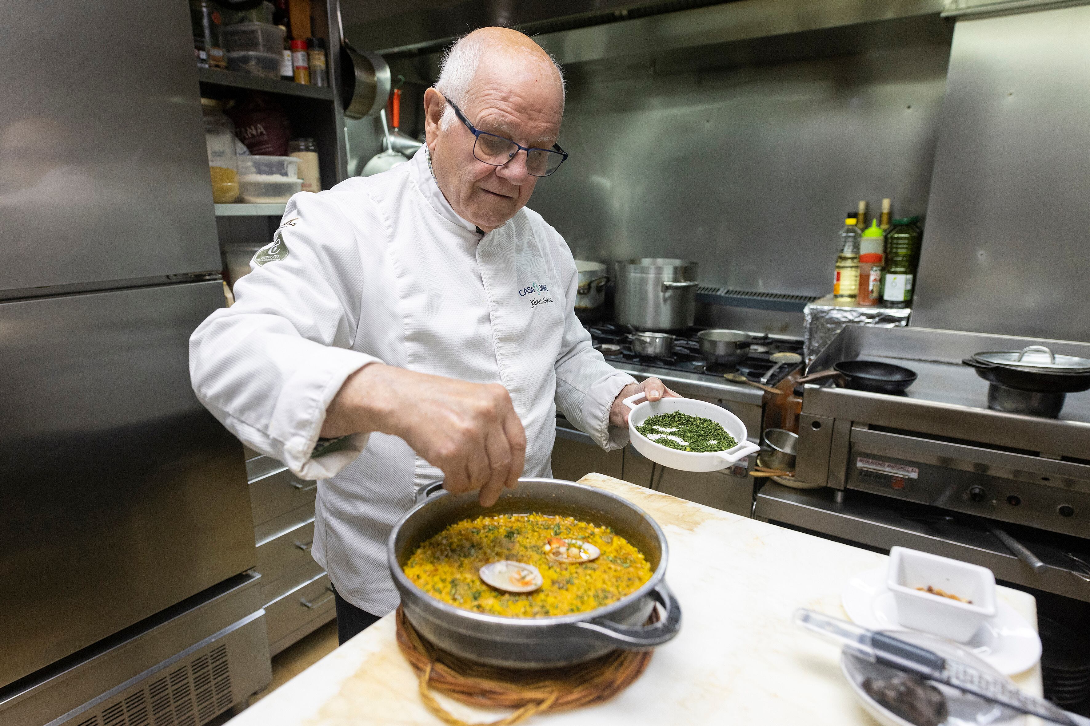 Jaime acaba de preparar el arroz Calabuch, plato principal de su restaurante. 