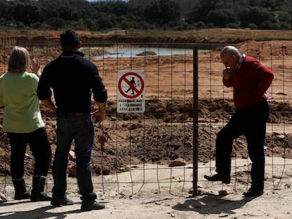 Varios vecinos observan las obras de la mina de uranio al aire libre que la empresa australiana Berkeley pretende abrir en Retortillo (Salamanca).