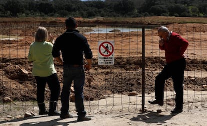 Varios vecinos observan las obras de la mina de uranio al aire libre que la empresa australiana Berkeley pretende abrir en Retortillo (Salamanca).