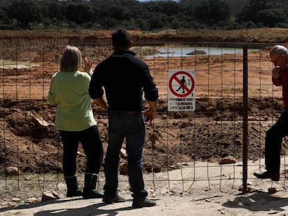 Varios vecinos junto a la parcela de Retortillo (Salamanca) en la que Berkeley pretende desarrollar su proyecto.