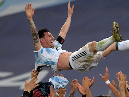 Messi, manteado por sus compañeros tras la victoria de Argentina en la final de la Copa América en Maracaná.