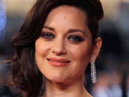 La actriz difunde un mensaje en el que asegura no tener ninguna relación con Brad Pitt y desea a Angelina Jolie que encuentre  la paz 